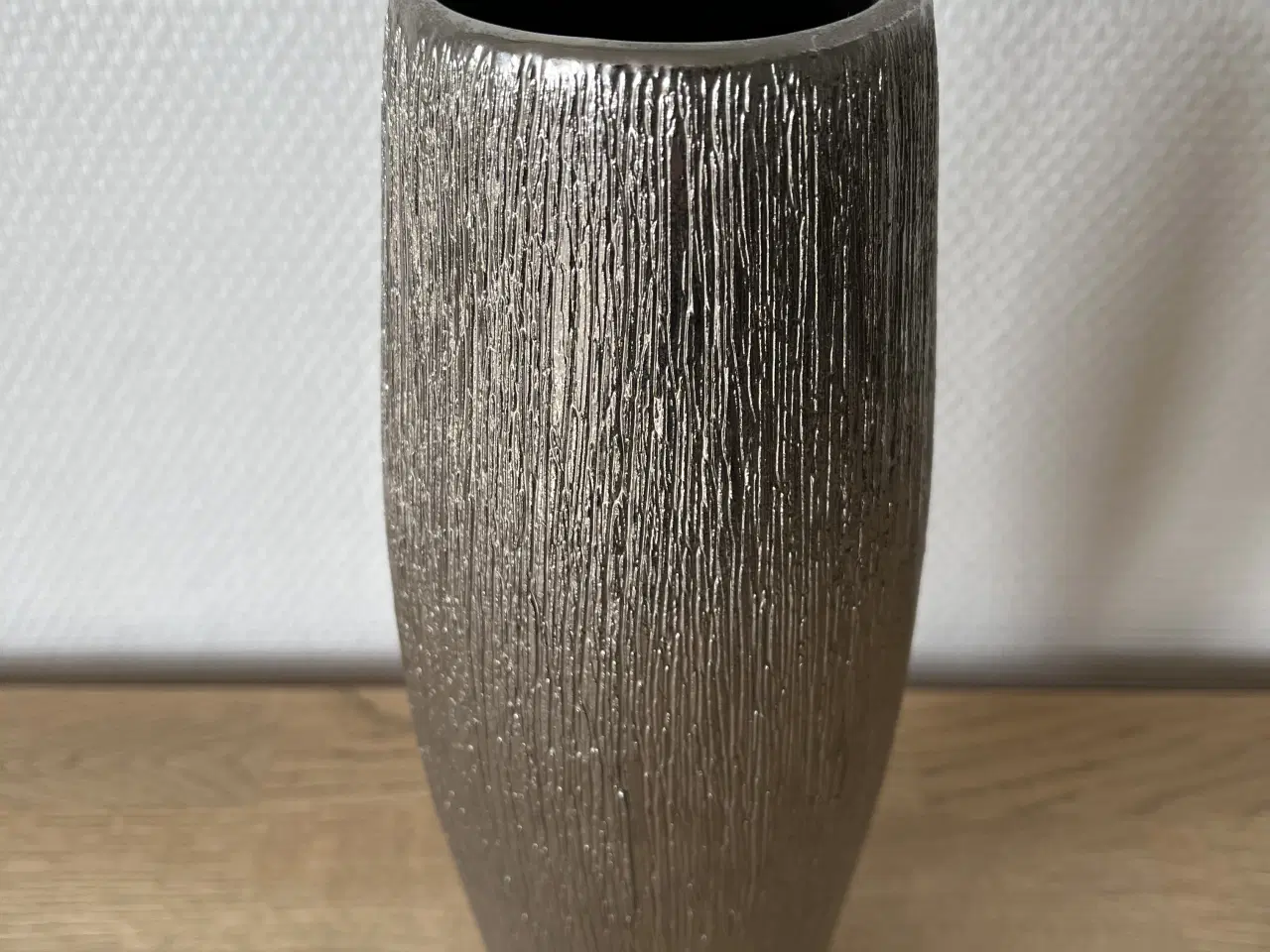Billede 2 - Sølvfarvet vase med “børstet” overflade