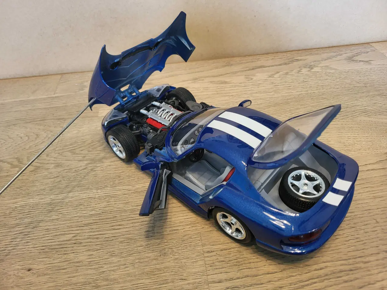 Billede 5 - Modelbil: Dodge Viper GTS Coupe 1996.  Skala 1/18.