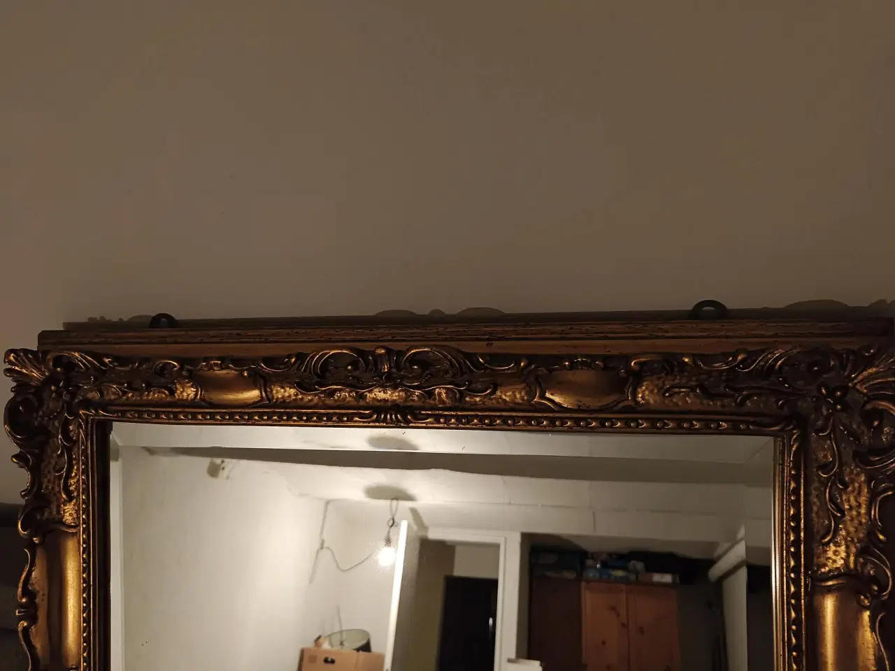 Billede 3 - Klassisk statement‑spejl i ornamenteret guldramme 