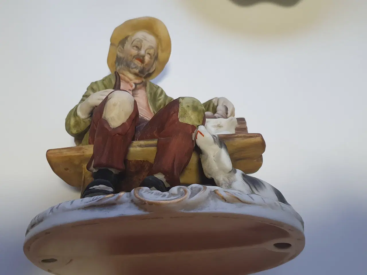 Billede 2 - Porcelænsfigur - mand sidder på bænk med sin hund