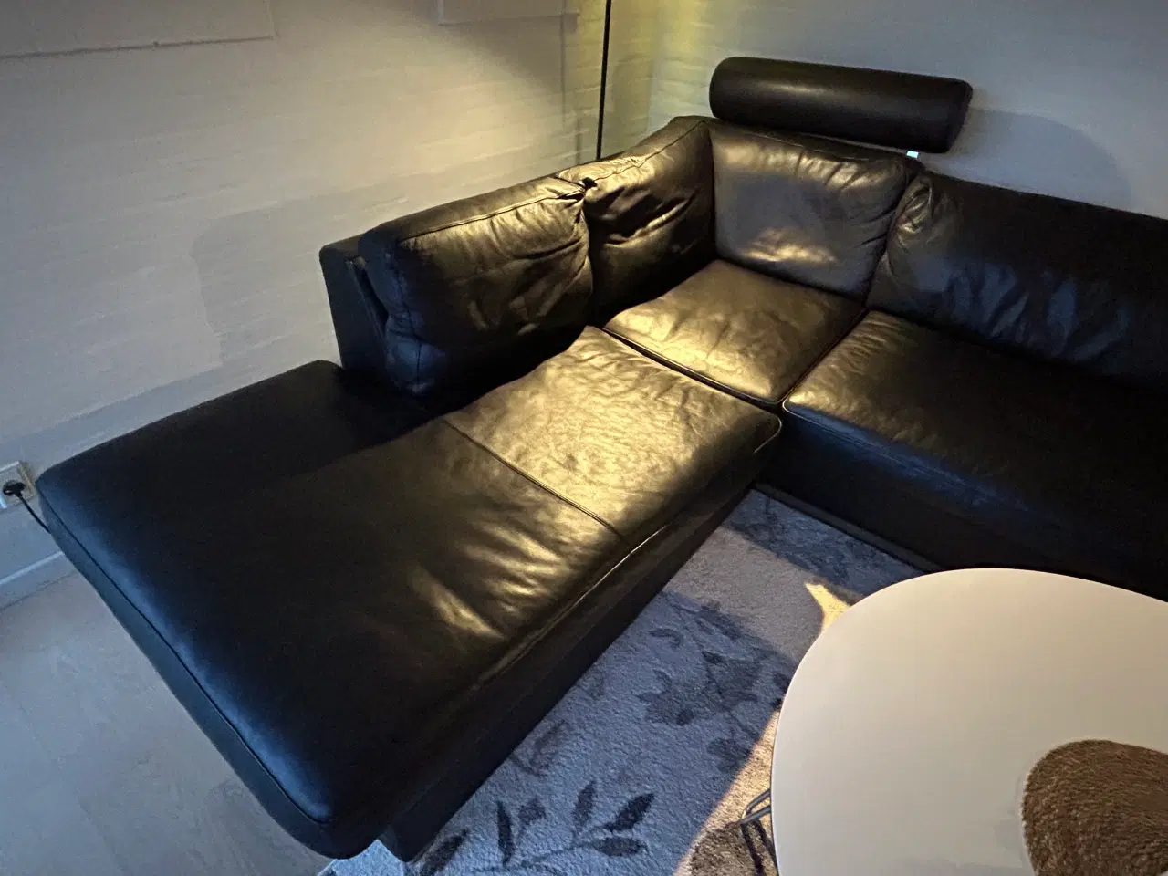 Billede 5 - Chaiselong hjørnesofa, Sort læder, Funktion design