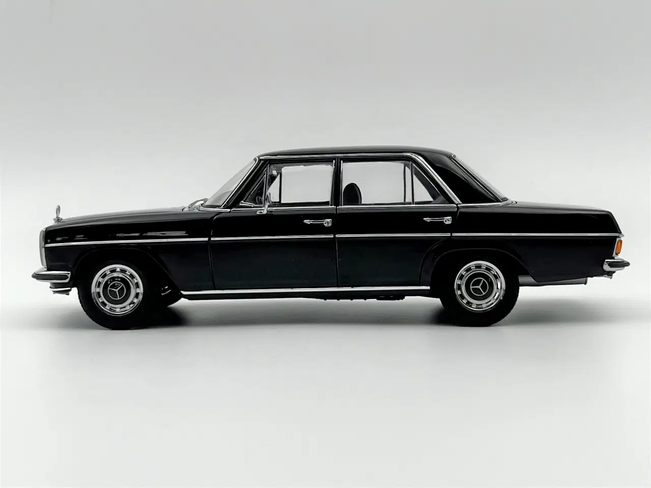 Billede 3 - 1968 Mercedes-Benz 220D /8 AUTOart -  1:18 