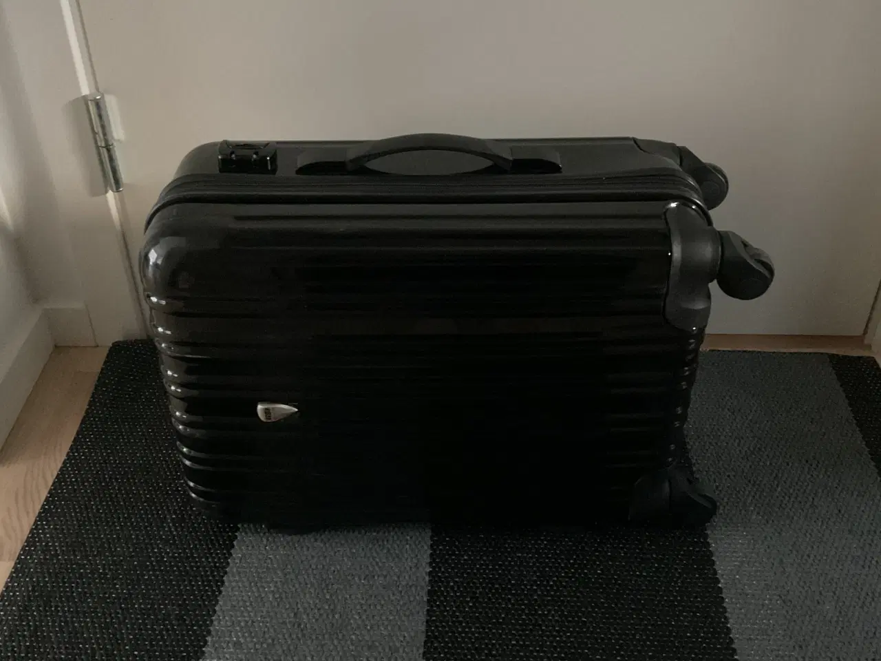 Billede 11 - Delsey kabineKuffert i sort med gode gummihjul, ly