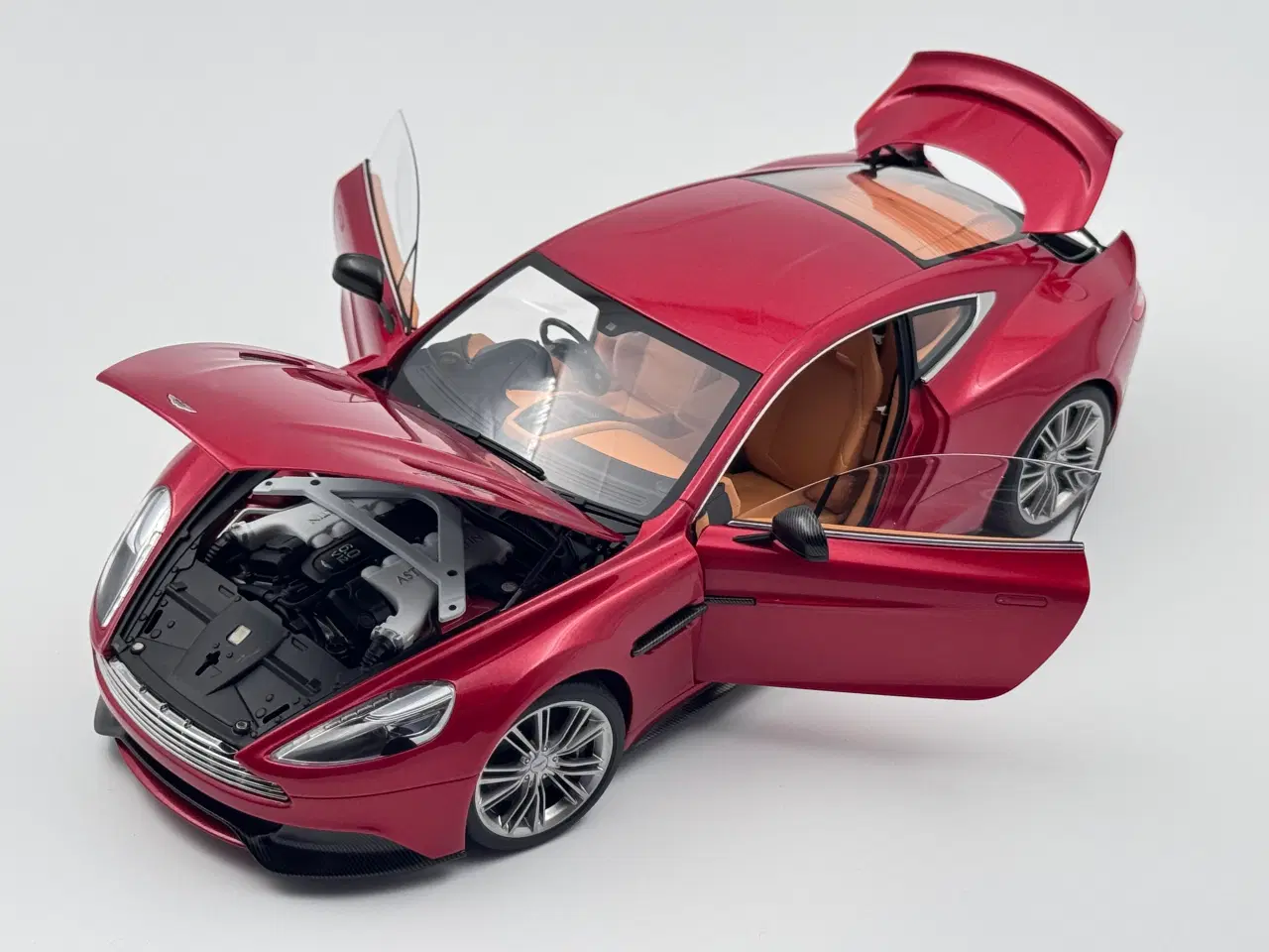 Billede 9 - AUTOart 2015 Aston Martin Vanquish 6.0 V12 1:18