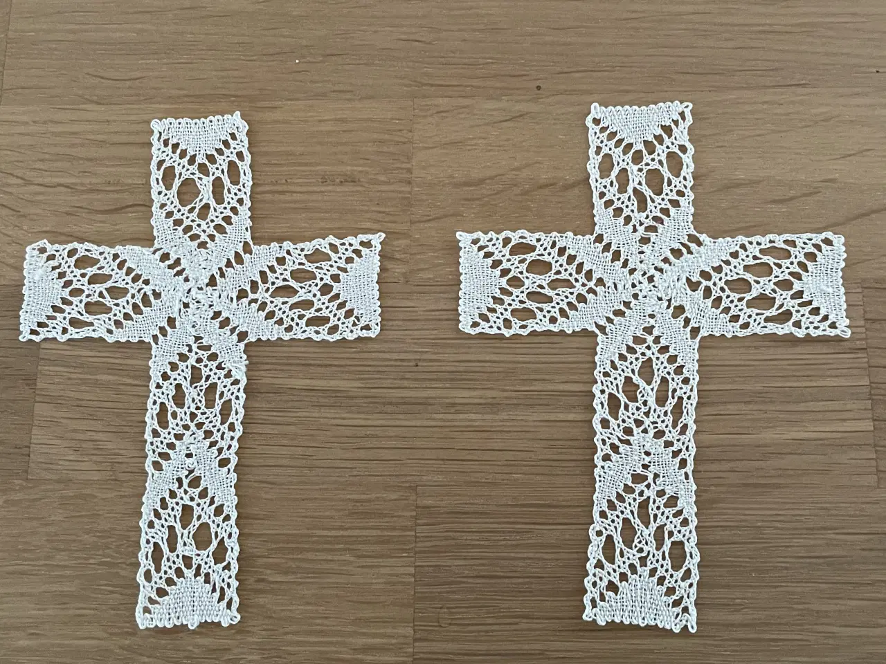 Billede 4 - Orkerede og kniplede små kors