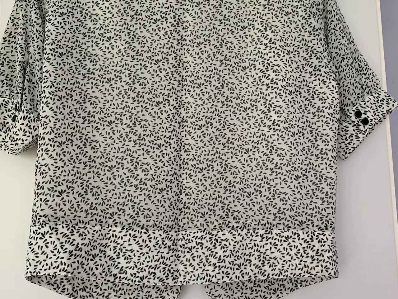 Billede 2 -  Ny Kort ærmet Unik detaljeret chiffon bluse 150kr
