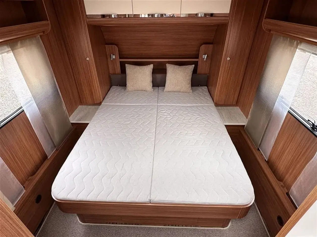Billede 3 - 2014 - Adria Adora 563 PU   Fritstående queen seng