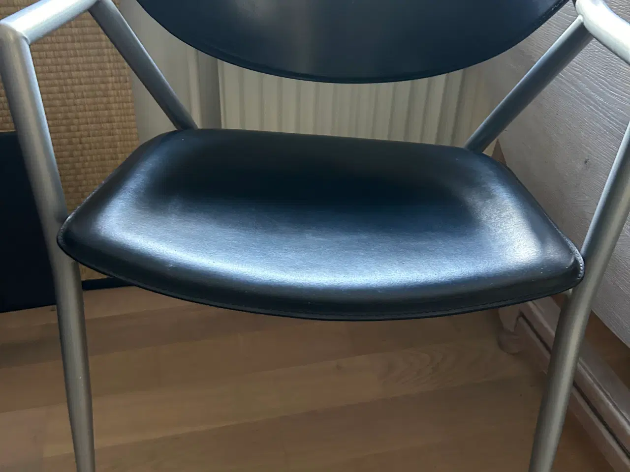Billede 2 - Spisebordsstole i sort læder og stålben 