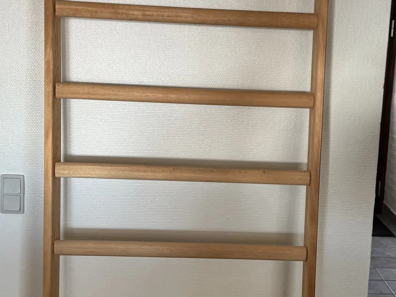 Billede 1 - Solid ribbe i lakeret bøg til væg, 11 ovale barer