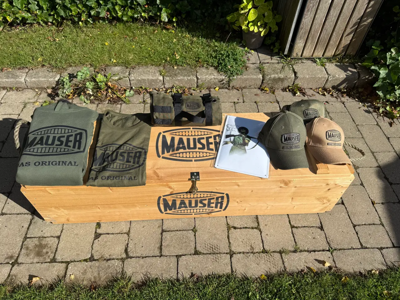 Billede 1 - Mauser kasse og tøj mm.