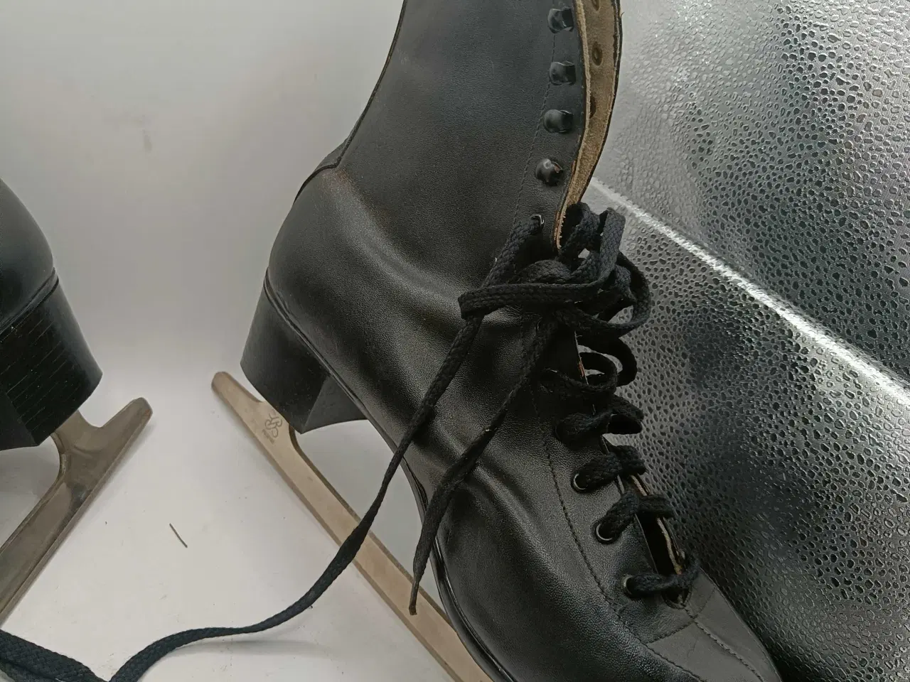 Billede 2 - Kunstskøjter sort læder 45str