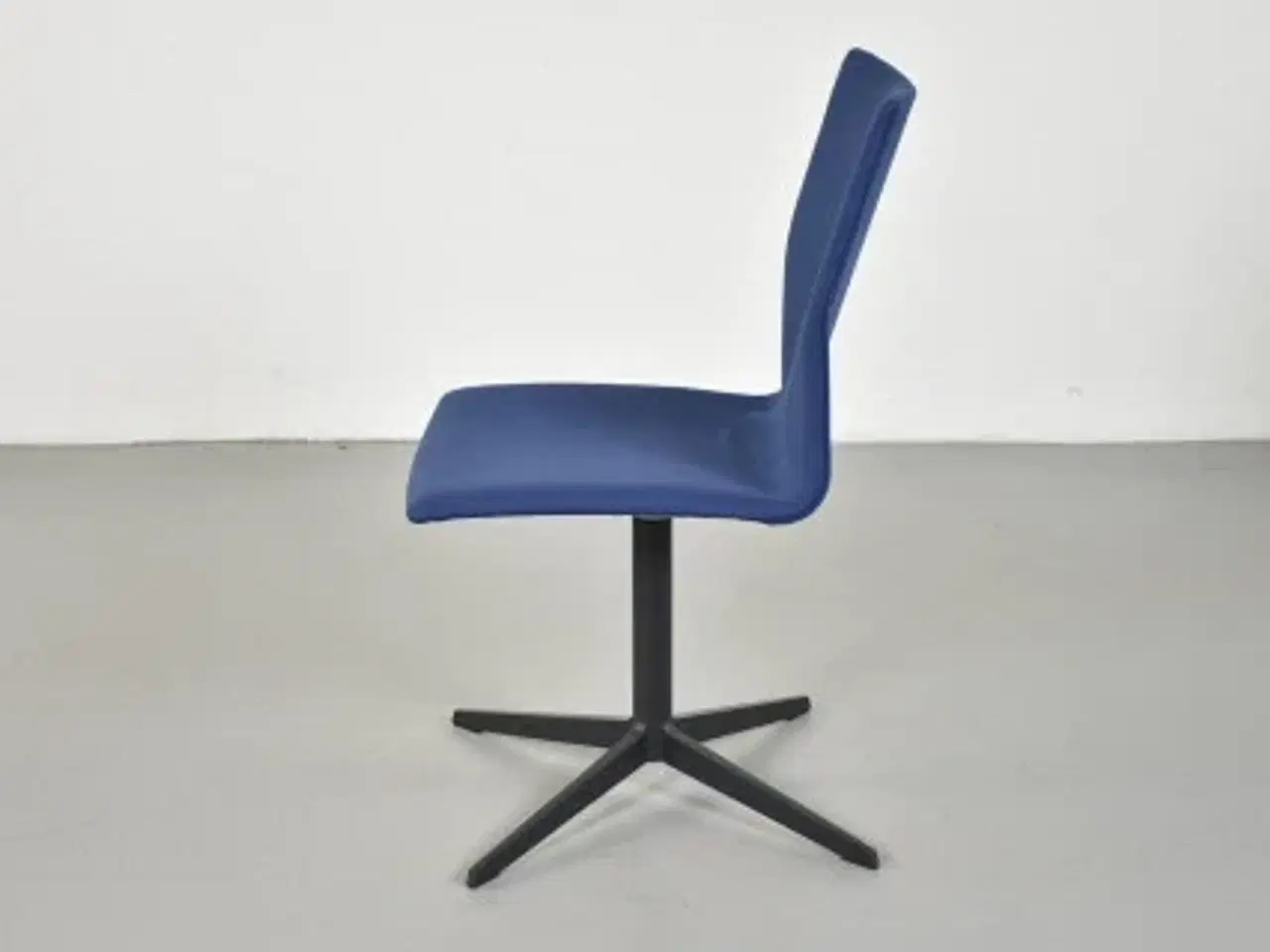 Billede 2 - Four design konferencestol med blåt polster, på grå drejefod
