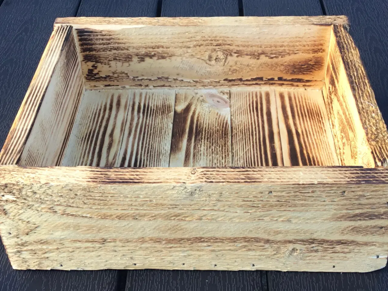 Billede 3 - Overflade brændt bakke i genbrugstræ  25 x 30