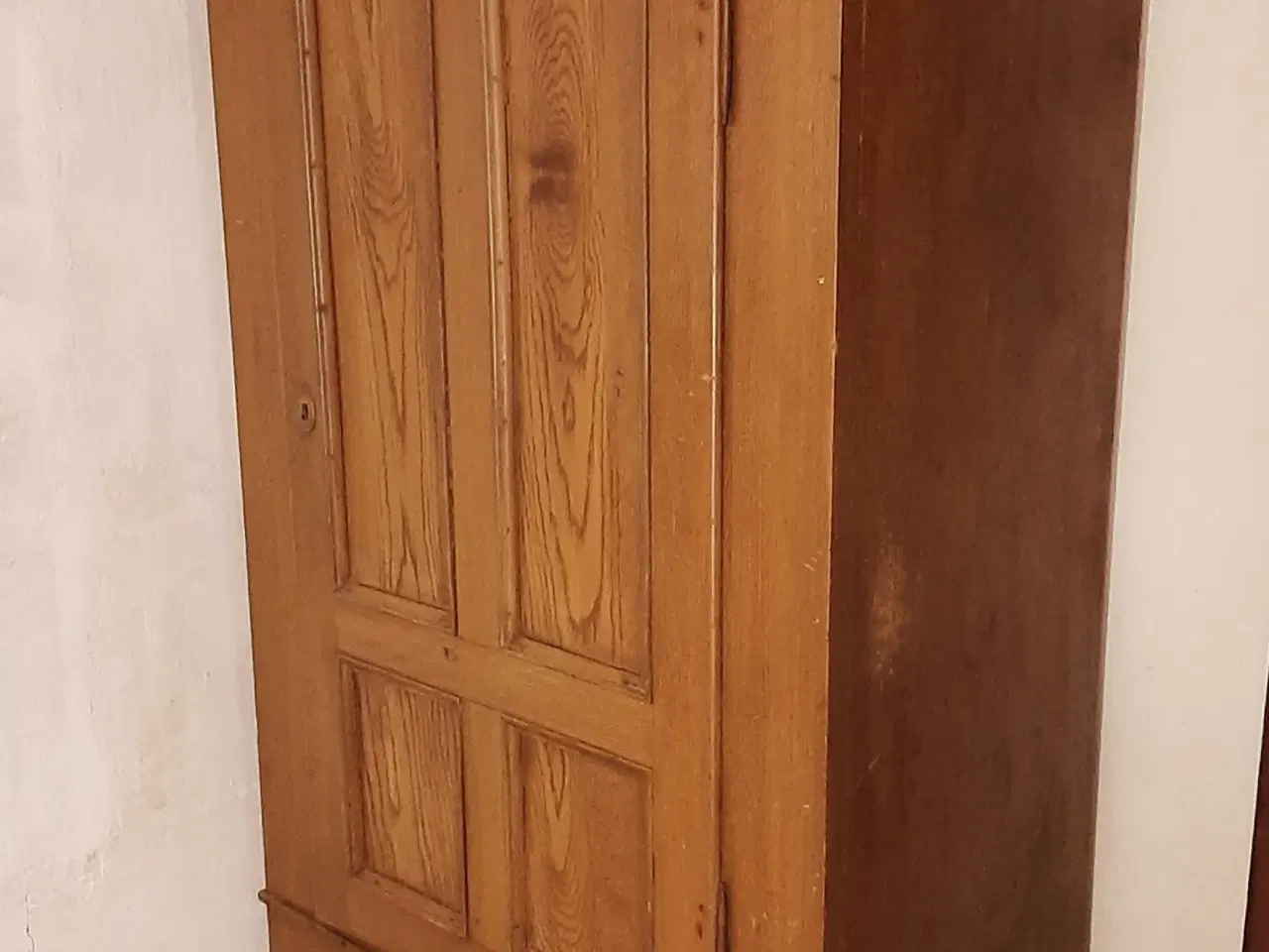 Billede 4 - Egetræs malet karlekammerskab.