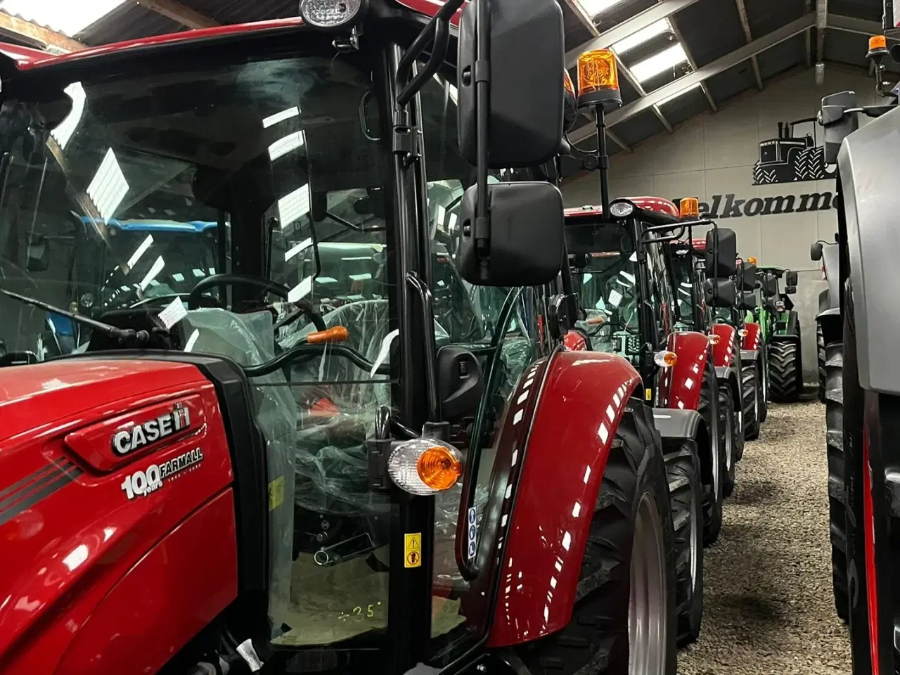 Billede 12 - Case IH Farmall 75 A Med frontlift og koblingsfrit vendegear og brede hjul.