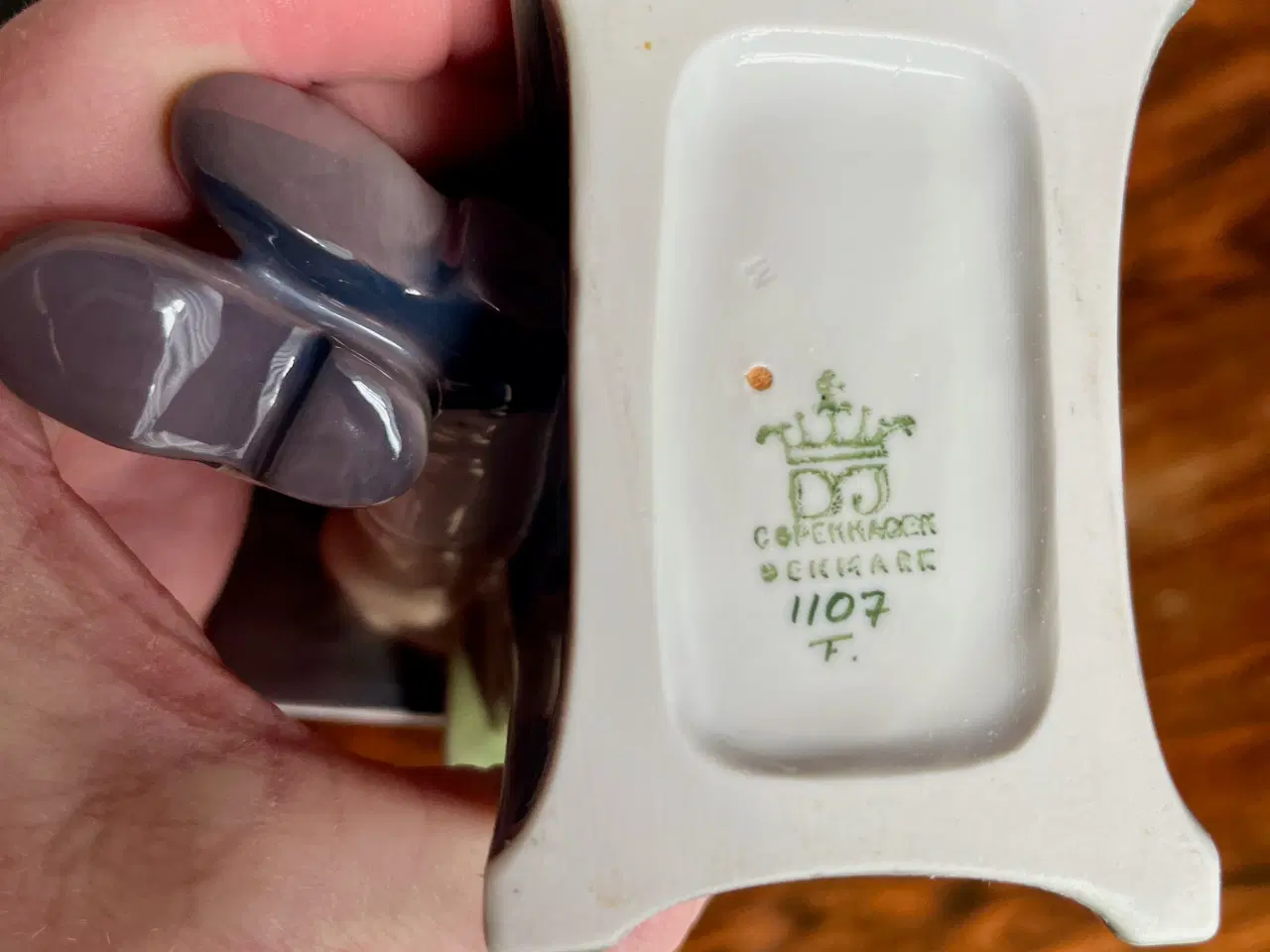 Billede 6 - Pige med bog (nr. 1107) fra Dahl Jensen 1. sorteri