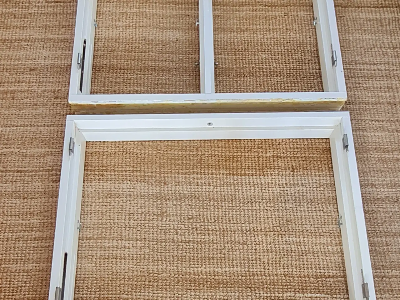 Billede 7 - TO LAGS SPROSSE VINDUER I HVIDMALET TRÆ (Outrup)