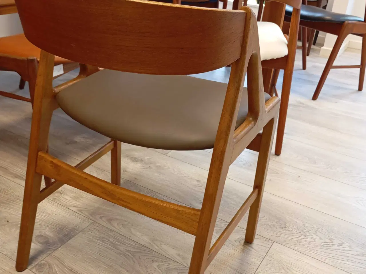 Billede 2 - Unikke Henning Kjærnulf stole - Nypolstret.