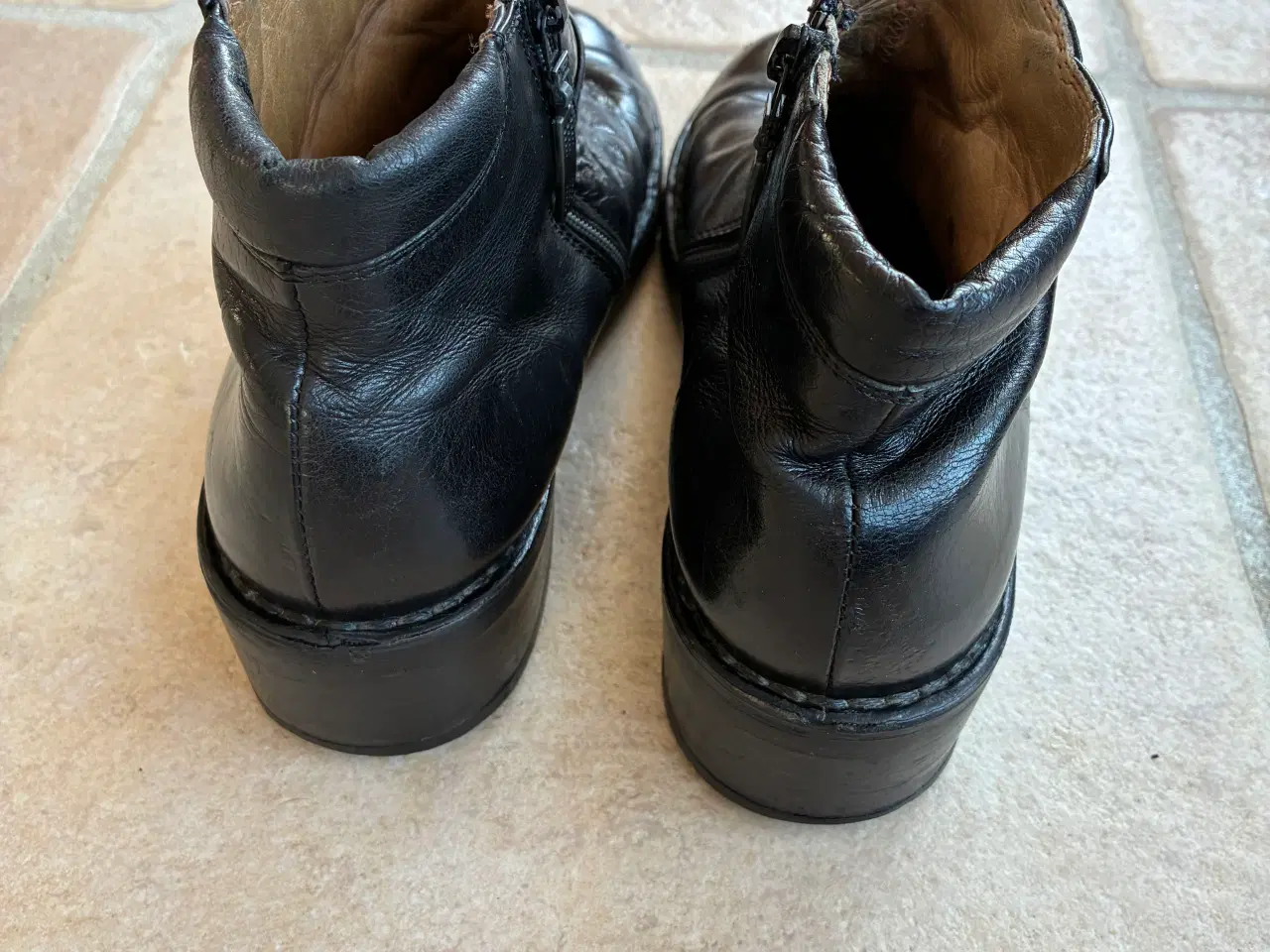 Billede 6 - Ankelstøvler i sort læder str. 39