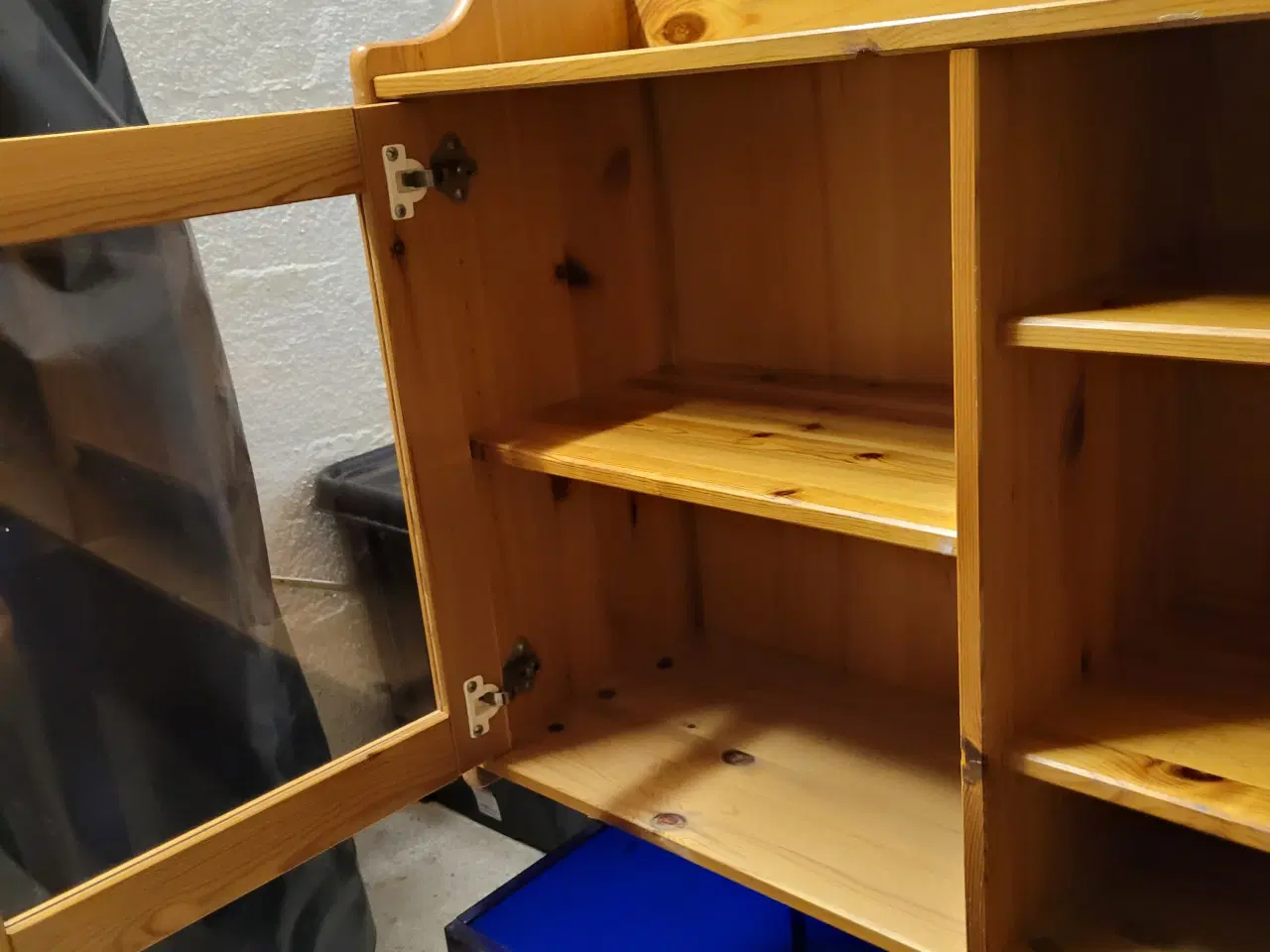 Billede 4 - Vitrineskab i fyrretræ og hedder domino Møbler