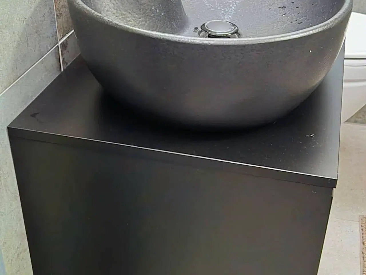 Billede 1 - Sort badeværelsesmøbel med håndvast