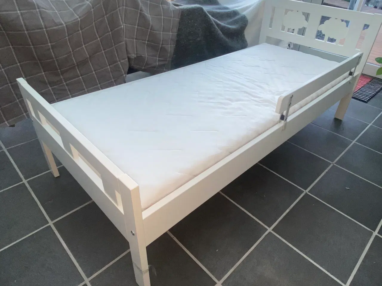 Billede 1 - Juniorseng med madras - næsten ikke brugt