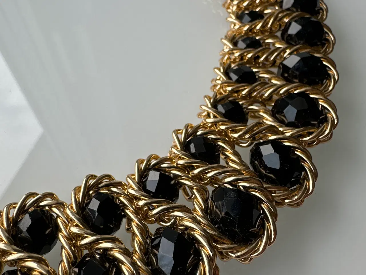 Billede 2 - Sort perler med guld farvel detaljer 