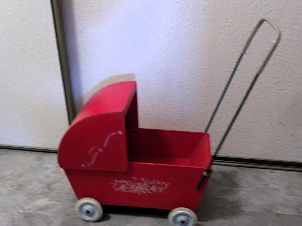 Billede 1 - Klassisk rød dukkevogn med gummihjul.