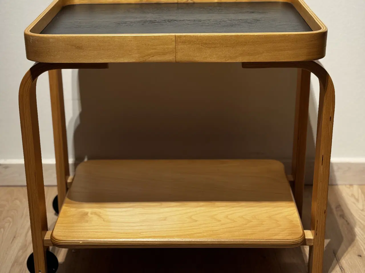 Billede 1 - IKEA serveringsvogn tegnet af Carina Bengs