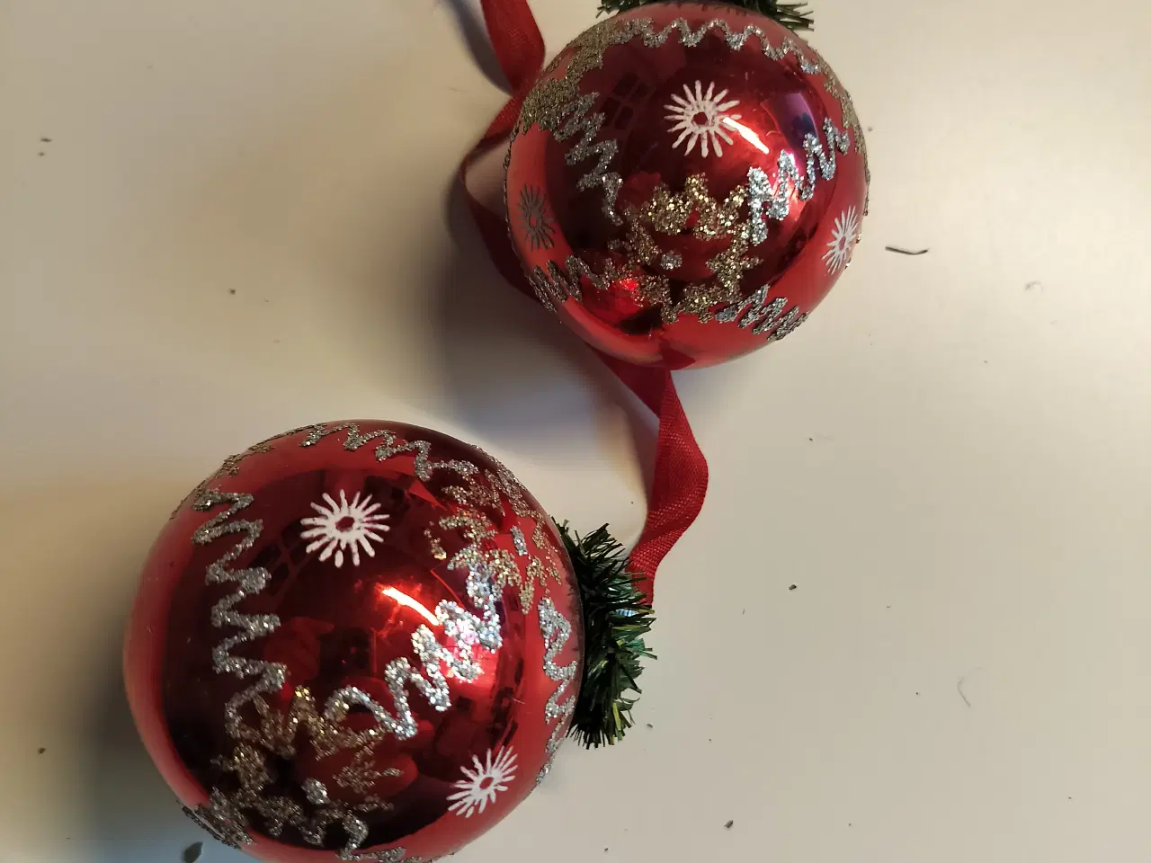 Billede 3 - 2 Gamle glas julekugler med pynt på.