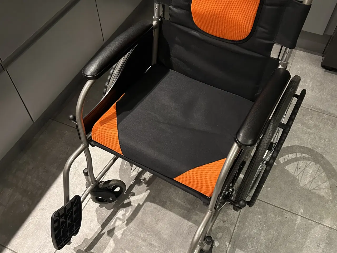 Billede 2 - Rullestol næsten ikke brugt