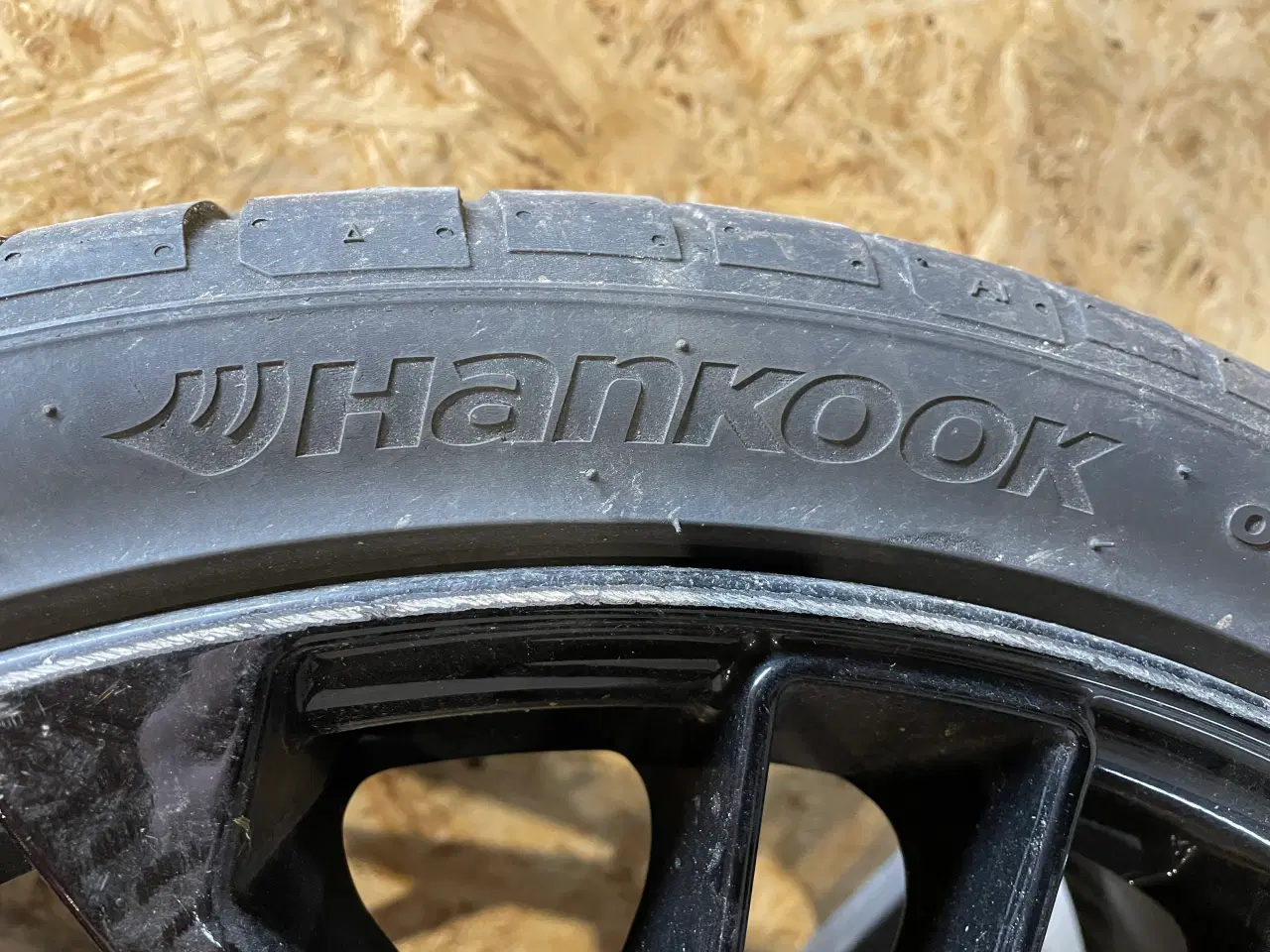 Billede 3 - Sommerdæk på alufælge Hankook 235/35 R20