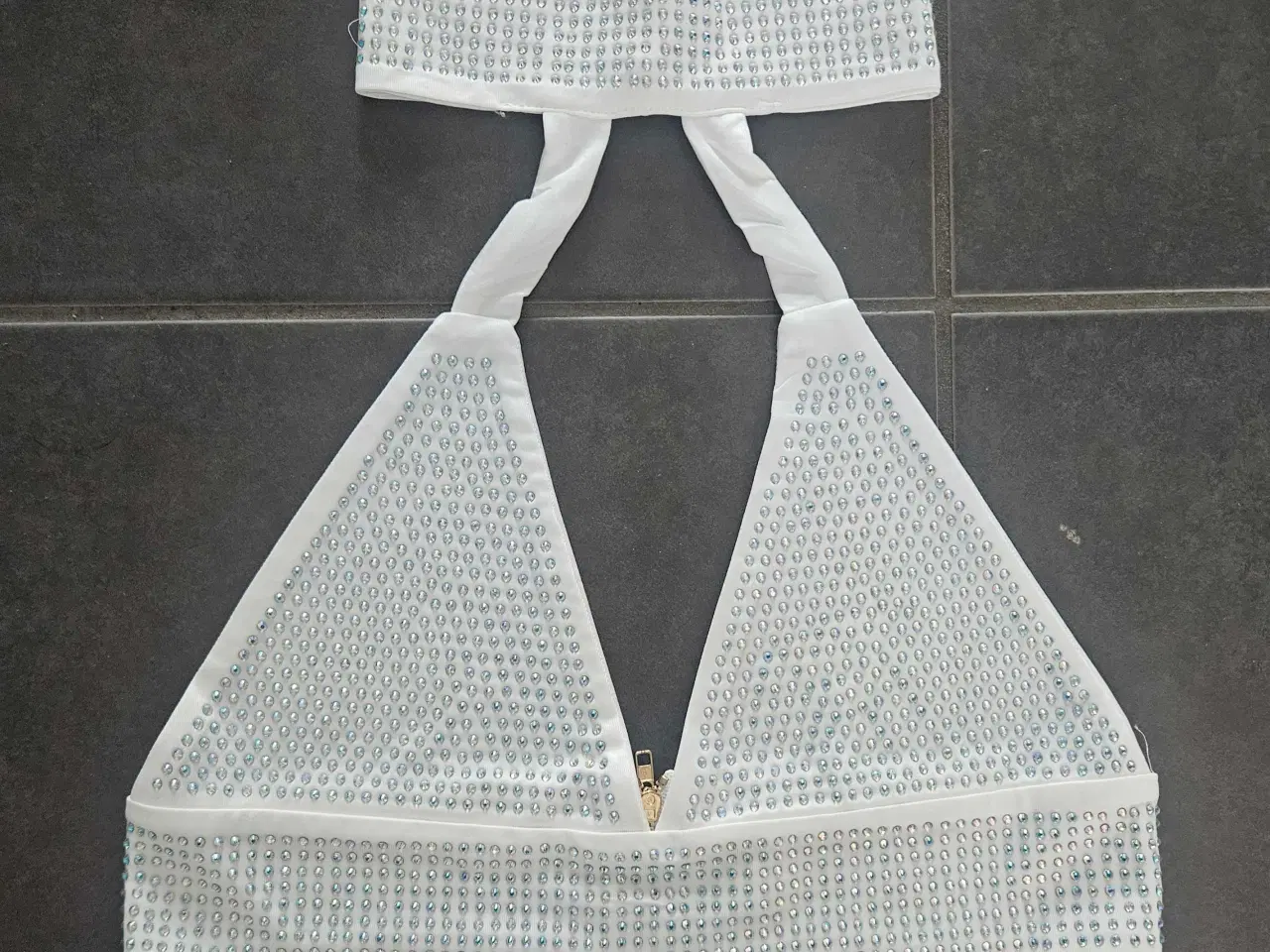 Billede 3 - Todelt sæt: Miniskørt og Halterneck Top med Rhinst