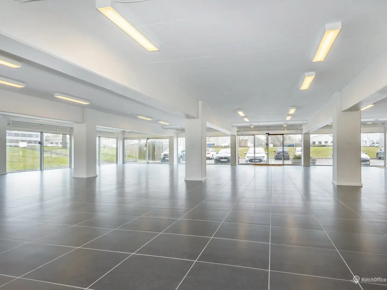 Billede 3 - Sort showroom med gode parkeringsforhold