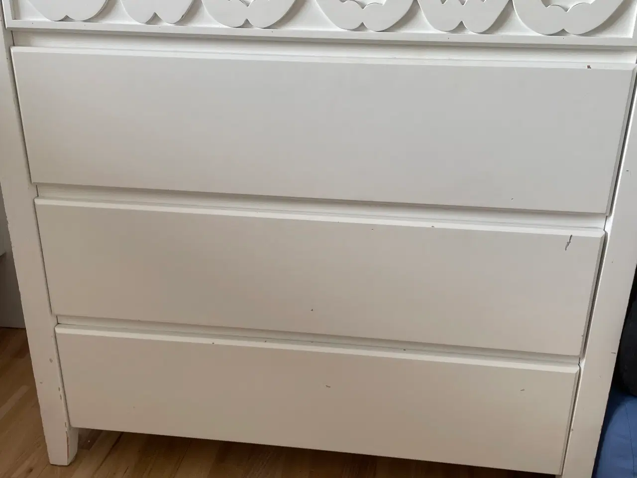 Billede 3 - Gratis.. hvid massiv træ kommode..h 98 cm b94cm 4 
