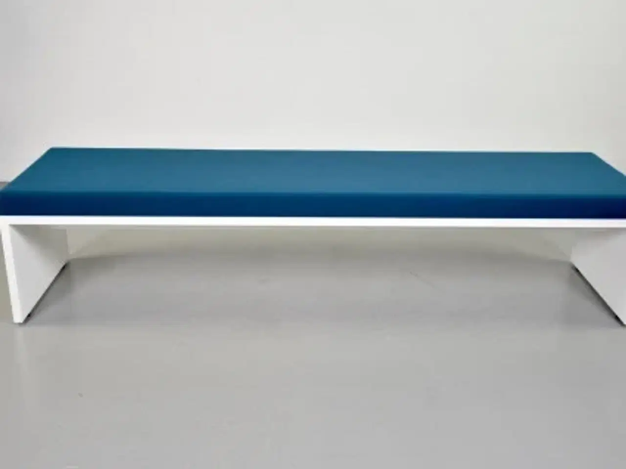 Billede 4 - Hvid bænk med blå hynde, inkl. tre runde puder