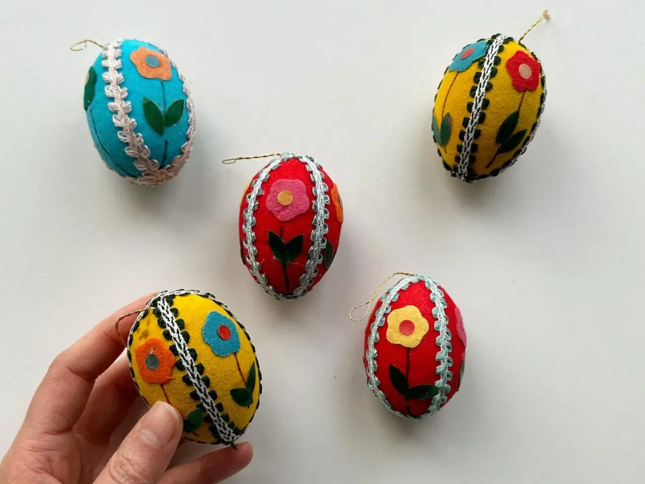 Billede 2 - Farverige æg m filtdekoration, 5 stk samlet