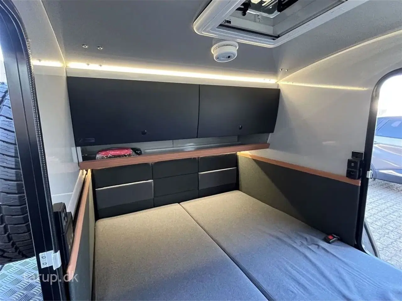 Billede 11 - 2023 - Hero Camper Ranger R   Køkkentelt, solcelle og batteripakke, alufælge, Webasto diesel fyr, Hero Camper Skyebox, markise, køleboks, endekøkken med 2 gasblus.