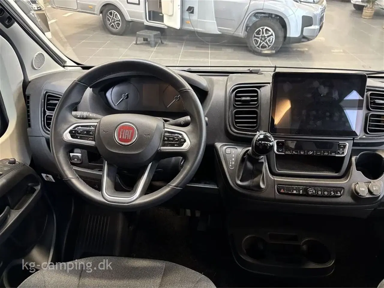 Billede 18 - 2022 - Hymer Free 540 BLUE EVOLUTION   Udstyr inkluderet: 2x Lithium-batteri • Solcelleanlæg • Markise • Hævesængetag • Fuld LED-lys • Automatisk klimaanlæg • Elektrisk håndbremse