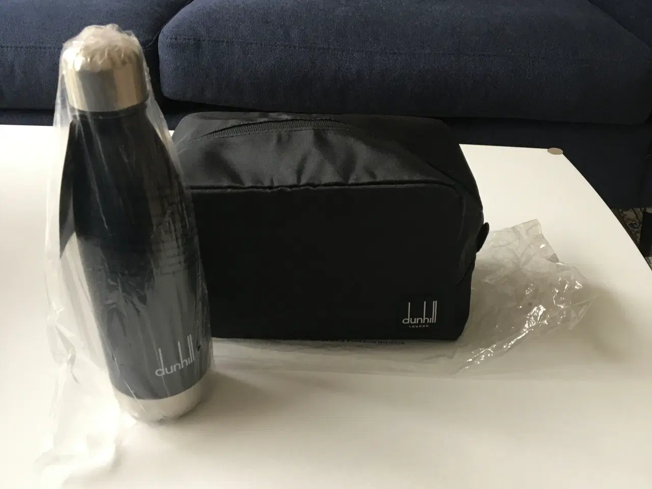 Billede 2 - Dunhill Nyt sæt med Toilettaske og drikkedunk