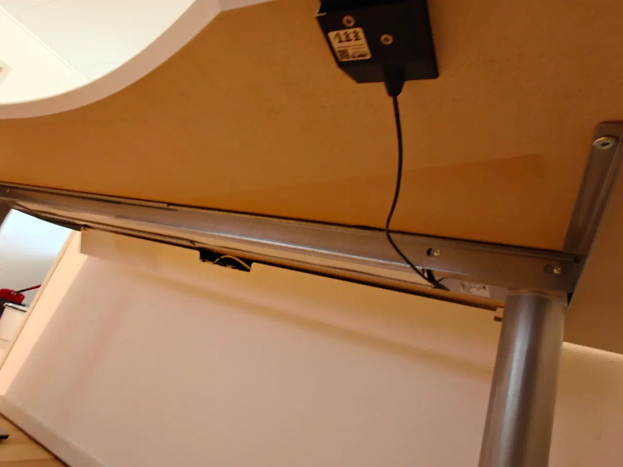 Billede 9 - Hvidt hæve-sænke skrivebord + Skuffeelement