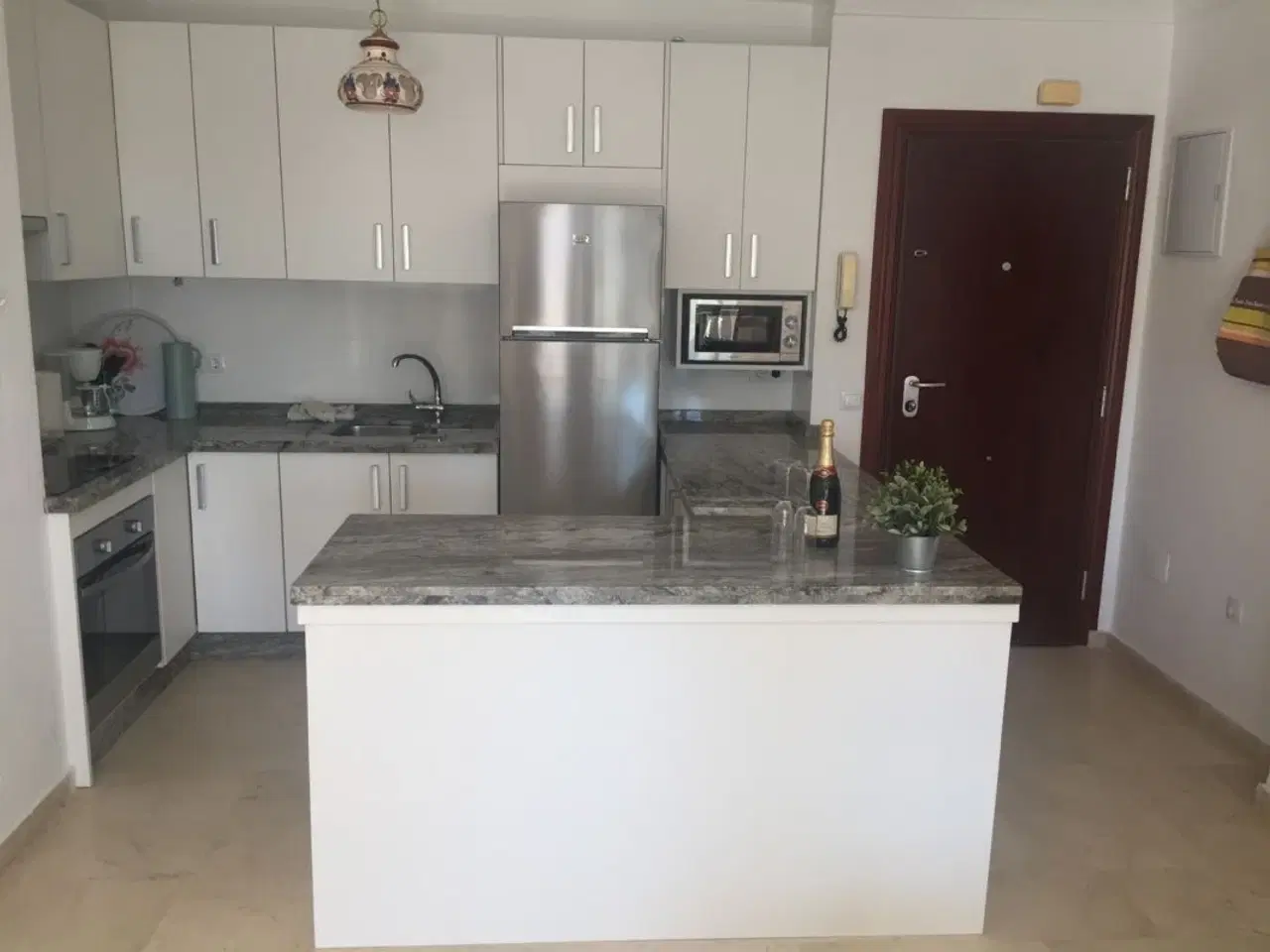 Billede 3 - Malaga - Fuengirola, 2-v�relses lejlighed 70 kvm til max. 4 personer, 16 kvm altan,
Fuengirola / Los Bolices. 2-v�relses lejlighed med udsigt til vand og have med 3 pools.
70 kvm, ny renoveret lejlighed fordelt p� 1 stor sovev�relse og oprednin