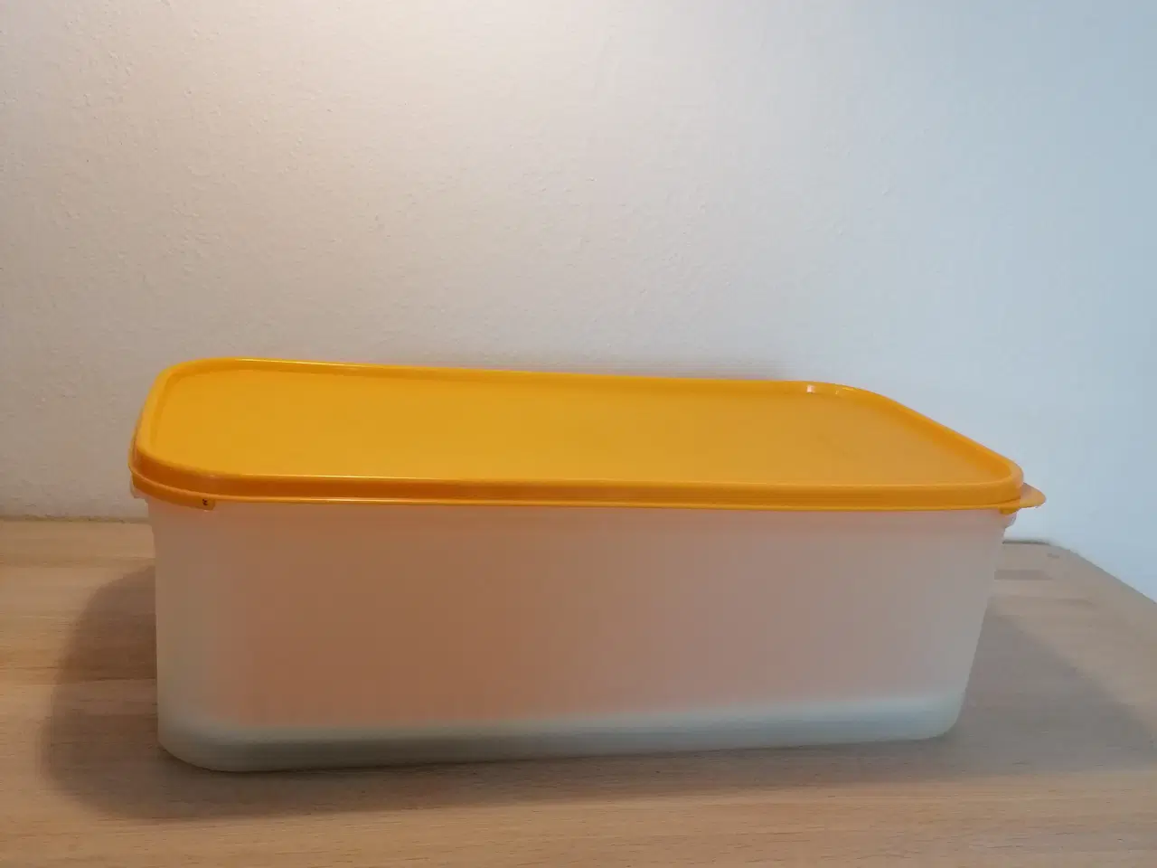 Billede 3 - Tupperware stor boks med rist 6L