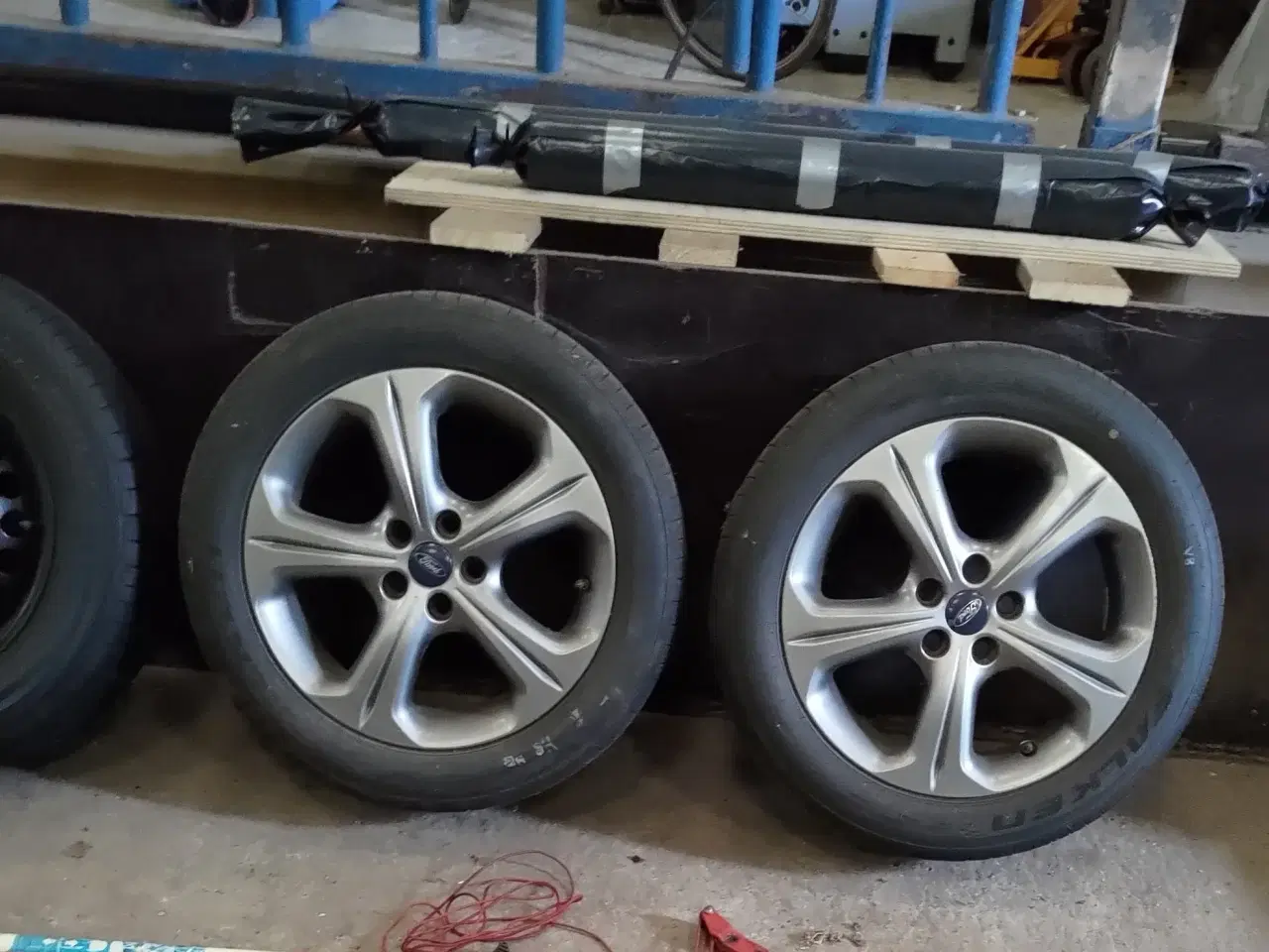 Billede 1 - Alu fælge, 4 stk. med 2 gode dæk. 225/50 R17