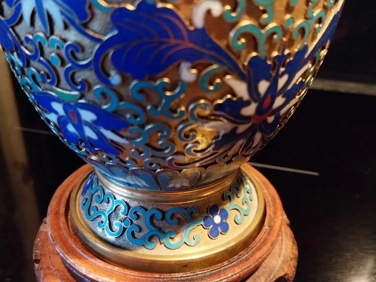 Billede 8 - FLOT KINESISK CLOISONNE vase på træstand