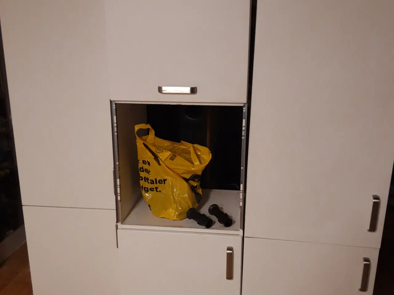 Billede 2 - Flot hvid køkken sælges