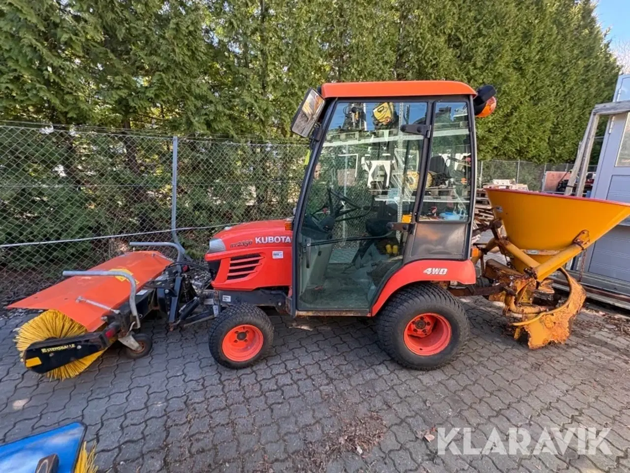 Billede 2 - Traktor Kubota BX2350DV-FR med kost og saltspreder