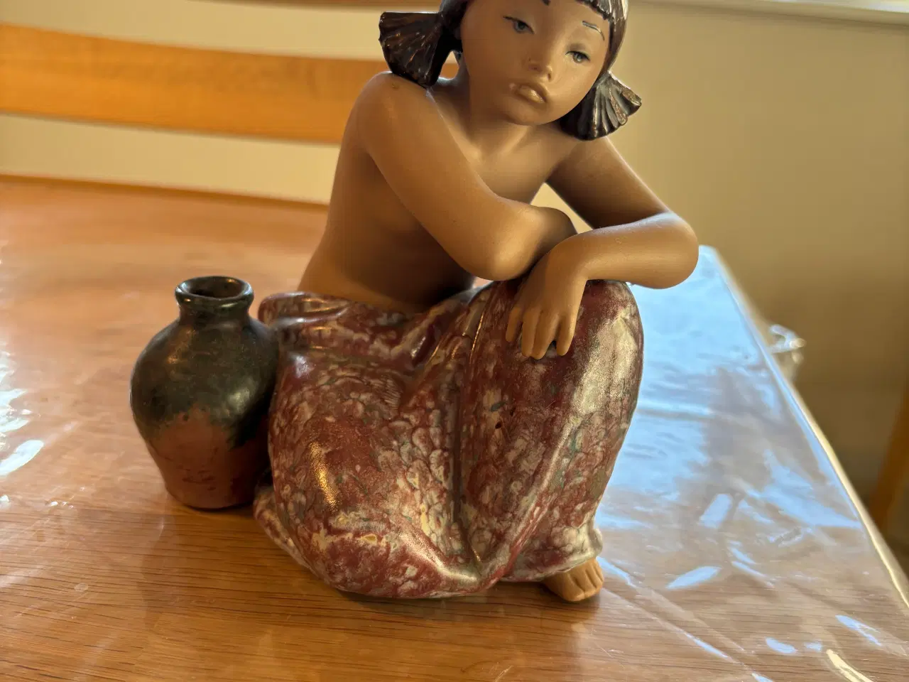 Billede 1 - Pigen med krukken