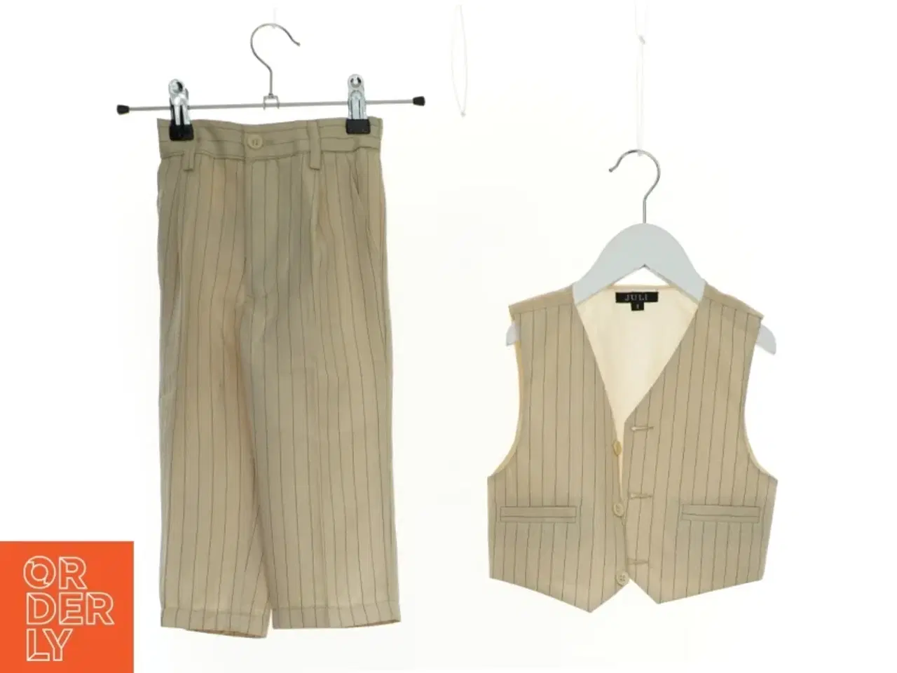 Billede 1 - Sæt med bukser vest og bukser fra Juli (str. 80 cm)