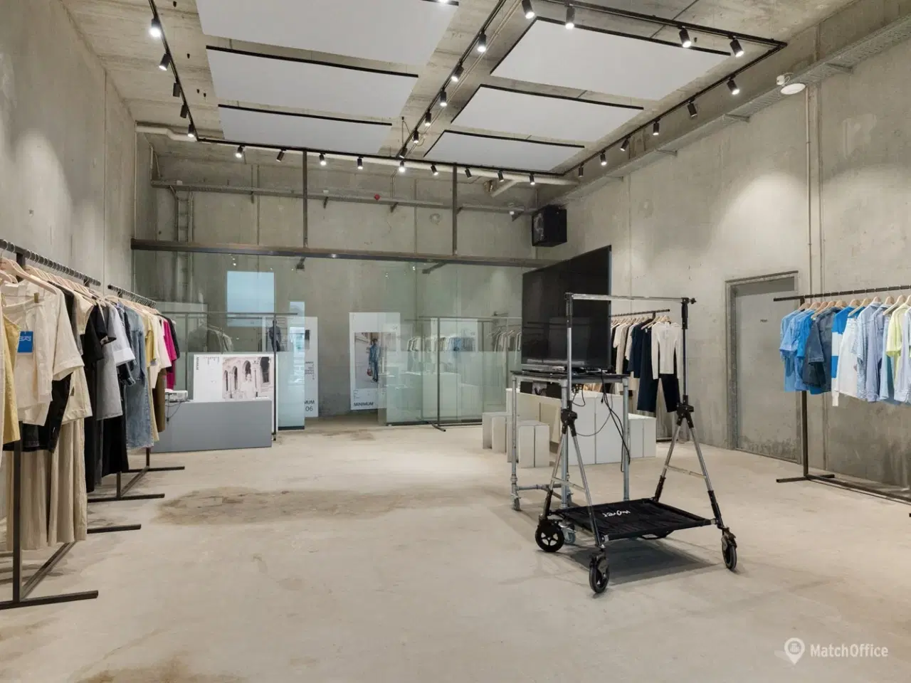 Billede 13 - Højloftet erhvervslejemål med udsigt til bugten